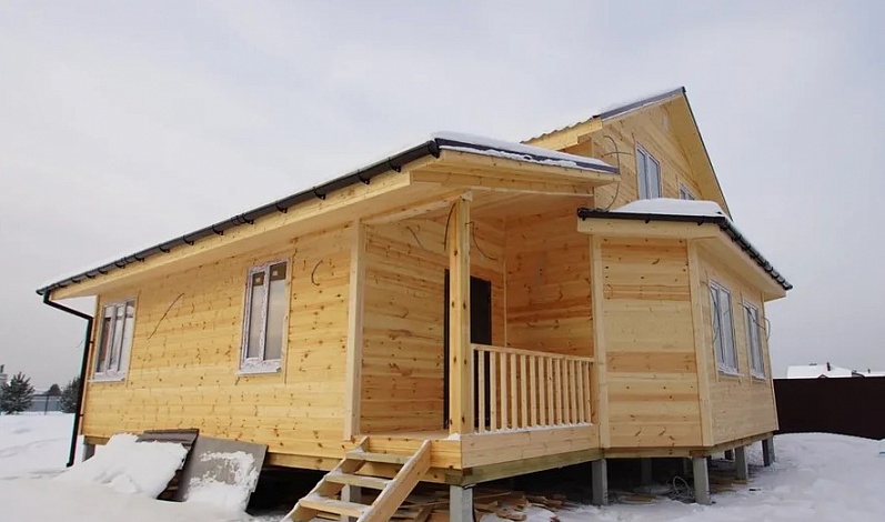 Уютный каркасный дом 10х10 м для постоянного проживания в деревне Мыс