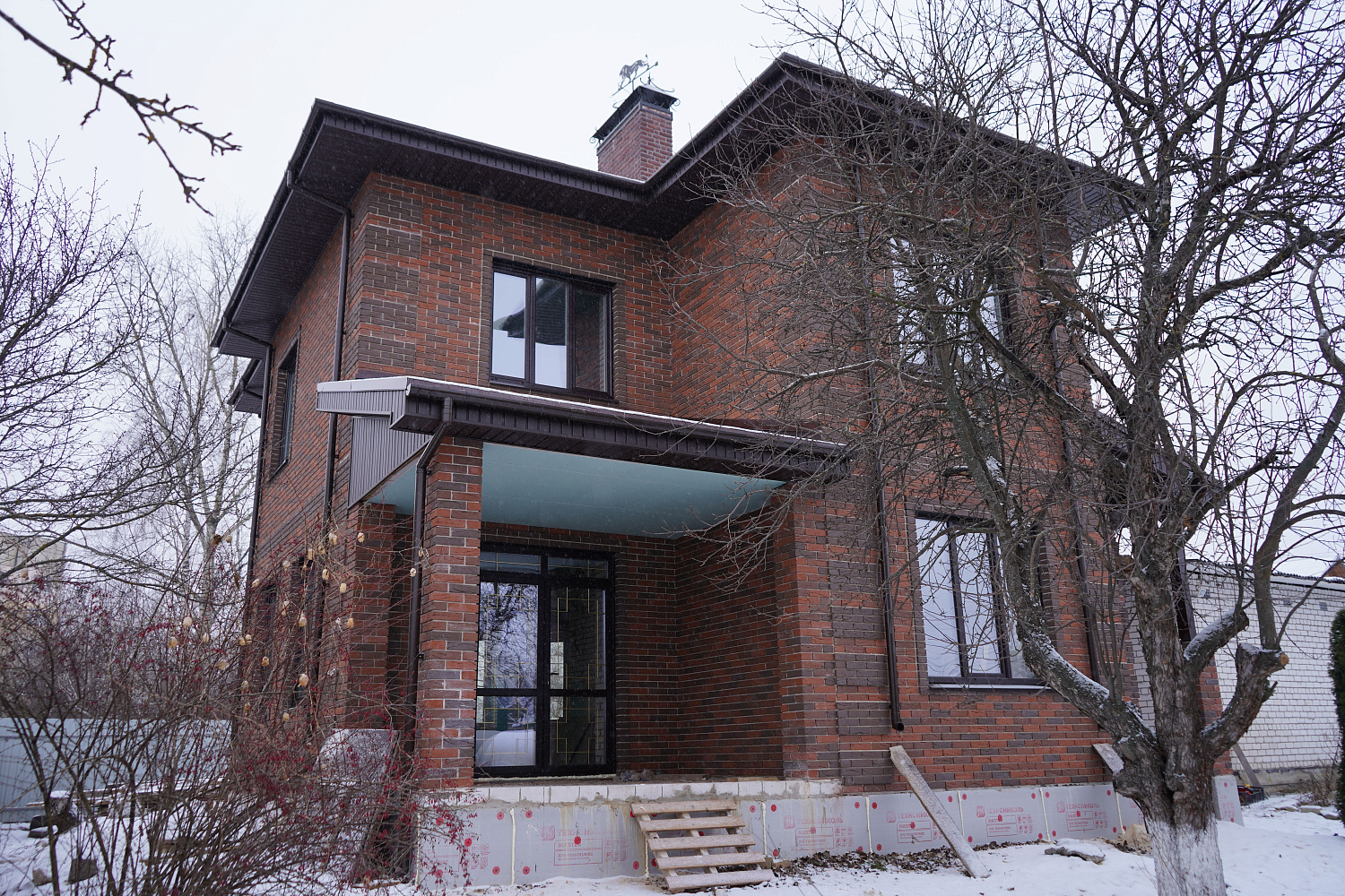 Роскошный двухэтажный дом из кирпича по индивидуальному проекту в Балахне